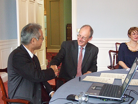 左、三尾拠点代表。右、Jeffery南アジア研究センター長。