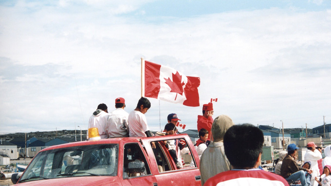 カナダの日を祝うイヌイット　カナダケベック州ヌナヴィク･イヌクジュアク村、1998年7月1日、岸上伸啓撮影
