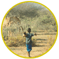 ラクダの放牧をする少年・ケニア