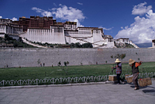 チベット・ラサのポタラ宮。標高3650mの高地にある。