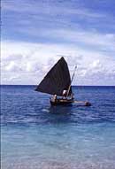 ングルー環礁に伝わる伝統的カヌー