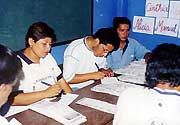 2001年4月の大統領選挙の時の開票作業風景