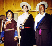筆者（中央）とチベットの友人
