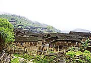 高床住居が密集する壮族の寨の景観（龍勝各族自治県）