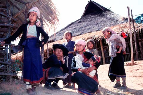 布朗族の村の女性達