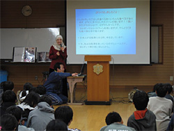 講師の紹介、日本に来てびっくりしたことなどを紹介