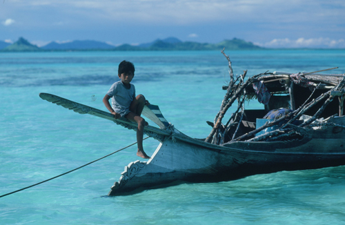 彫刻で装飾された海民サマの家船（えぶね）（フィリピン スールー海　1984年　門田 修 撮影）