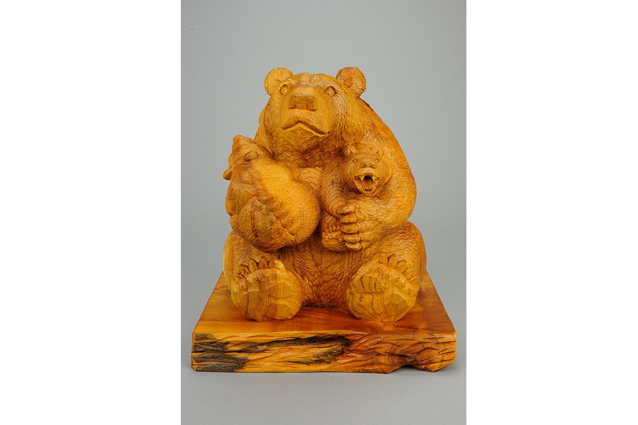 木彫「親子熊」（展示中）