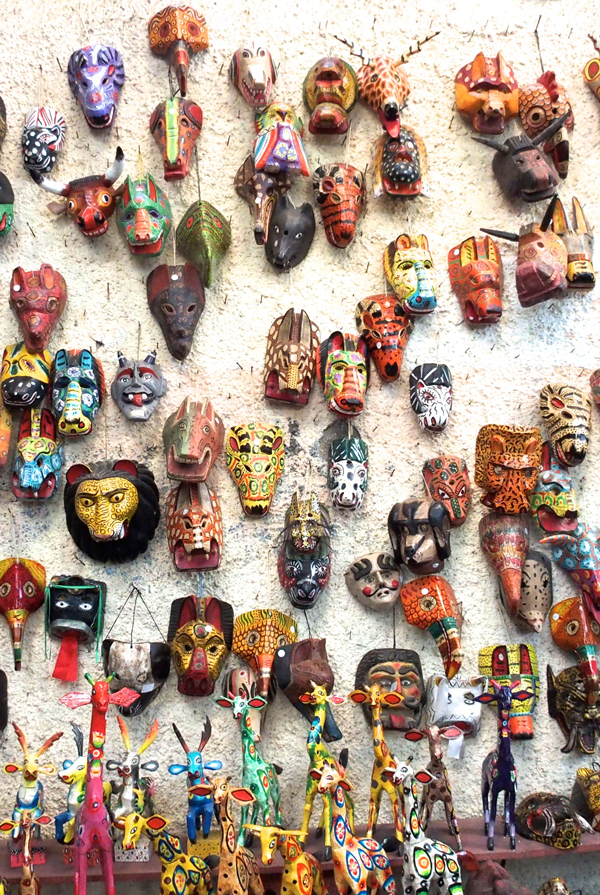 グアテマラ、市場で売られる仮面（2014年）