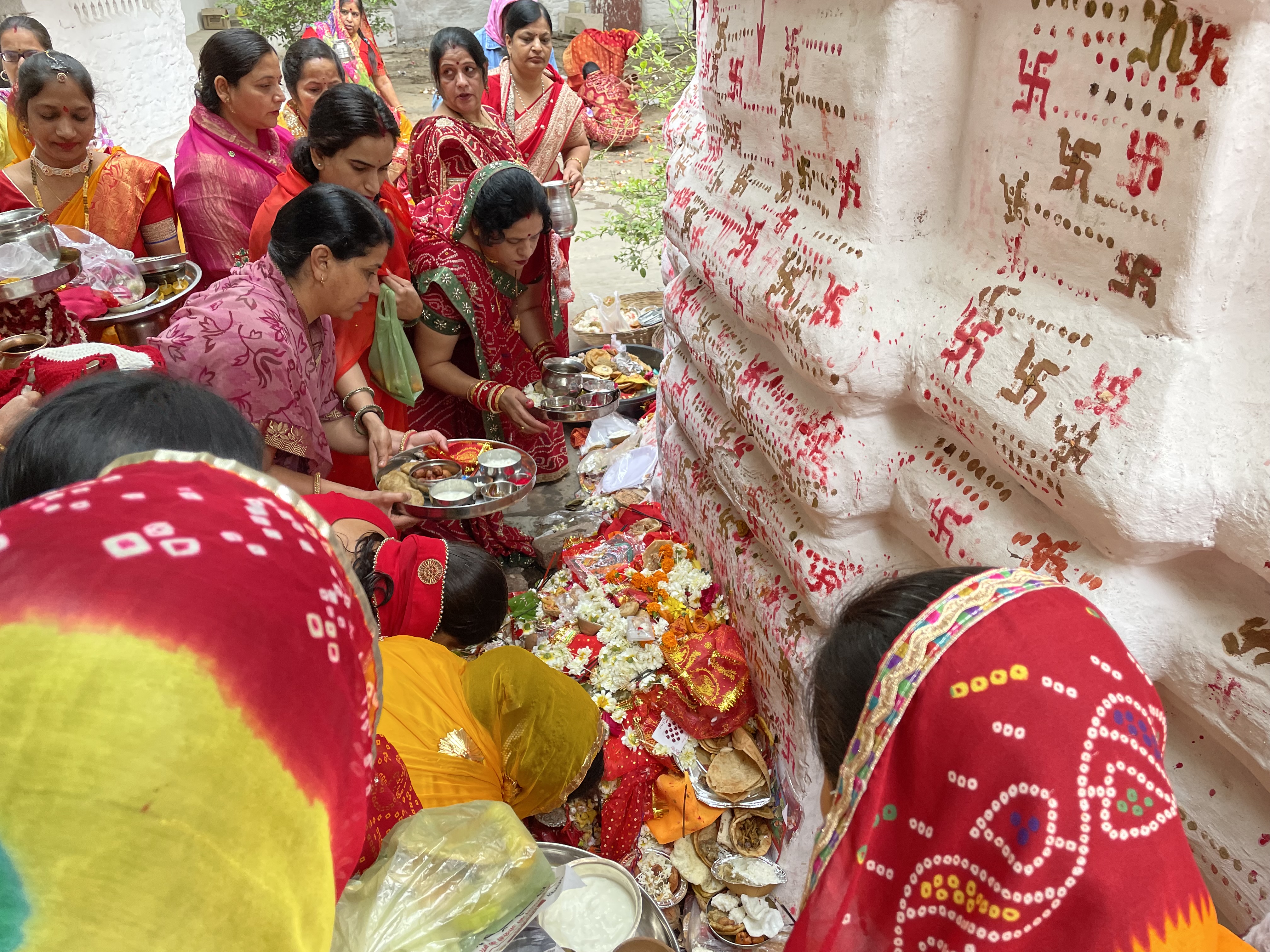 天然痘の女神に拝礼する女性たち　インド・ラージャスターン州ウダイプル市　2023年 三尾稔 撮影