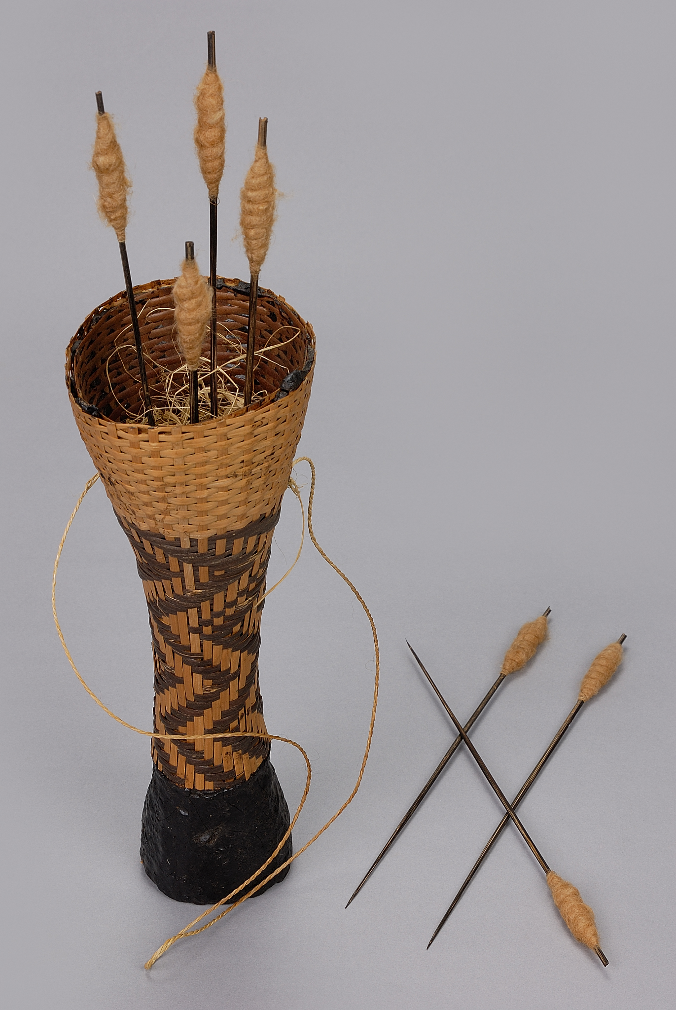 ブラジル　マク族の吹き矢と矢筒