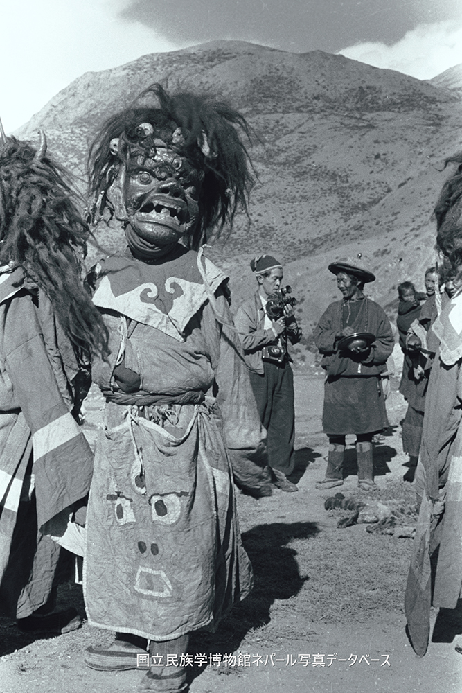 パクチャム（仮面おどり）を取材する大森栄（1958年、高山龍三撮影）『国立民族学博物館ネパール写真データベース』（C）
