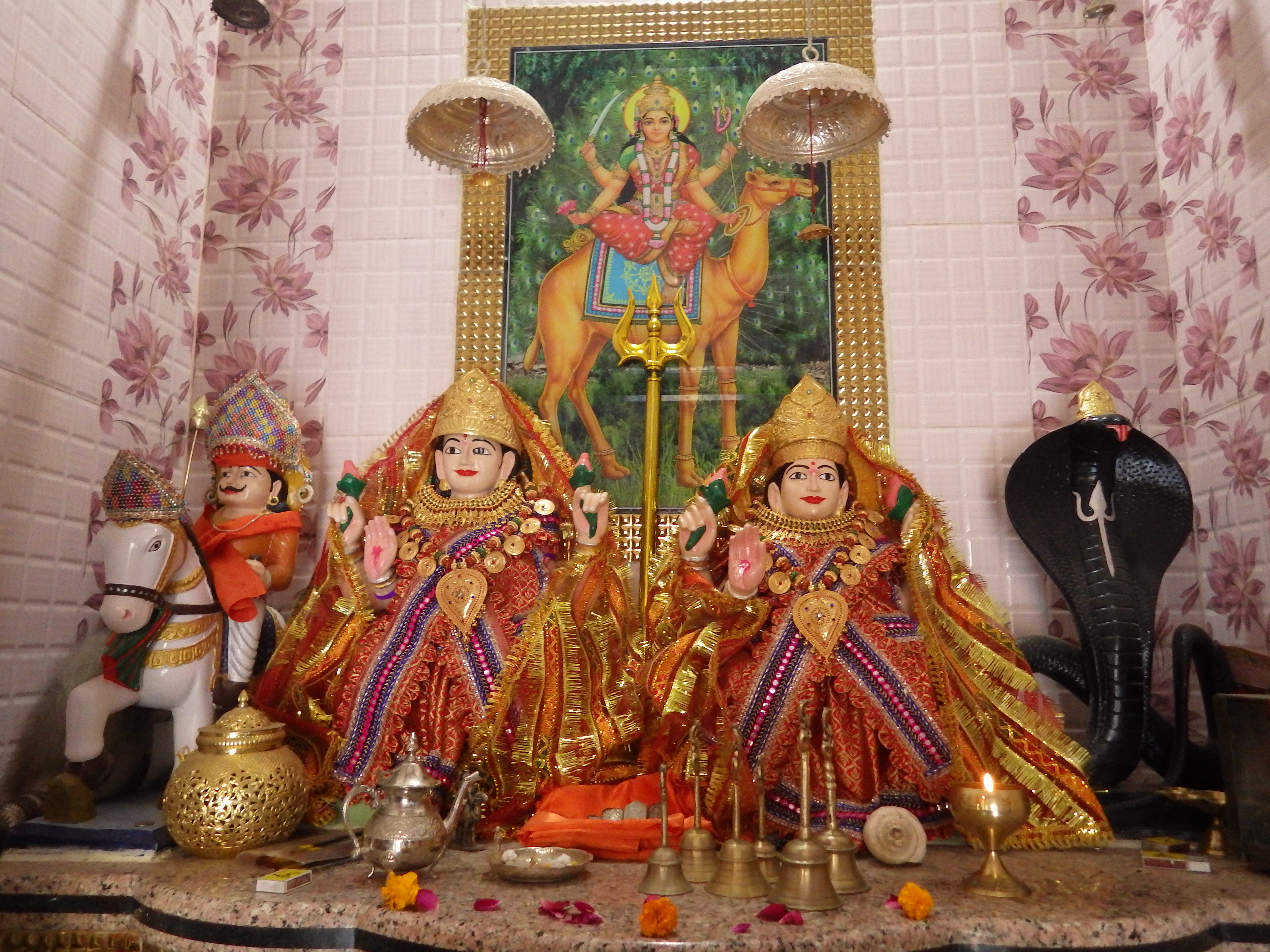 金色の飾りがつけられた布をまとうヒンドゥー女神＝インド・グジャラート州カッチ県で2015年、筆者撮影