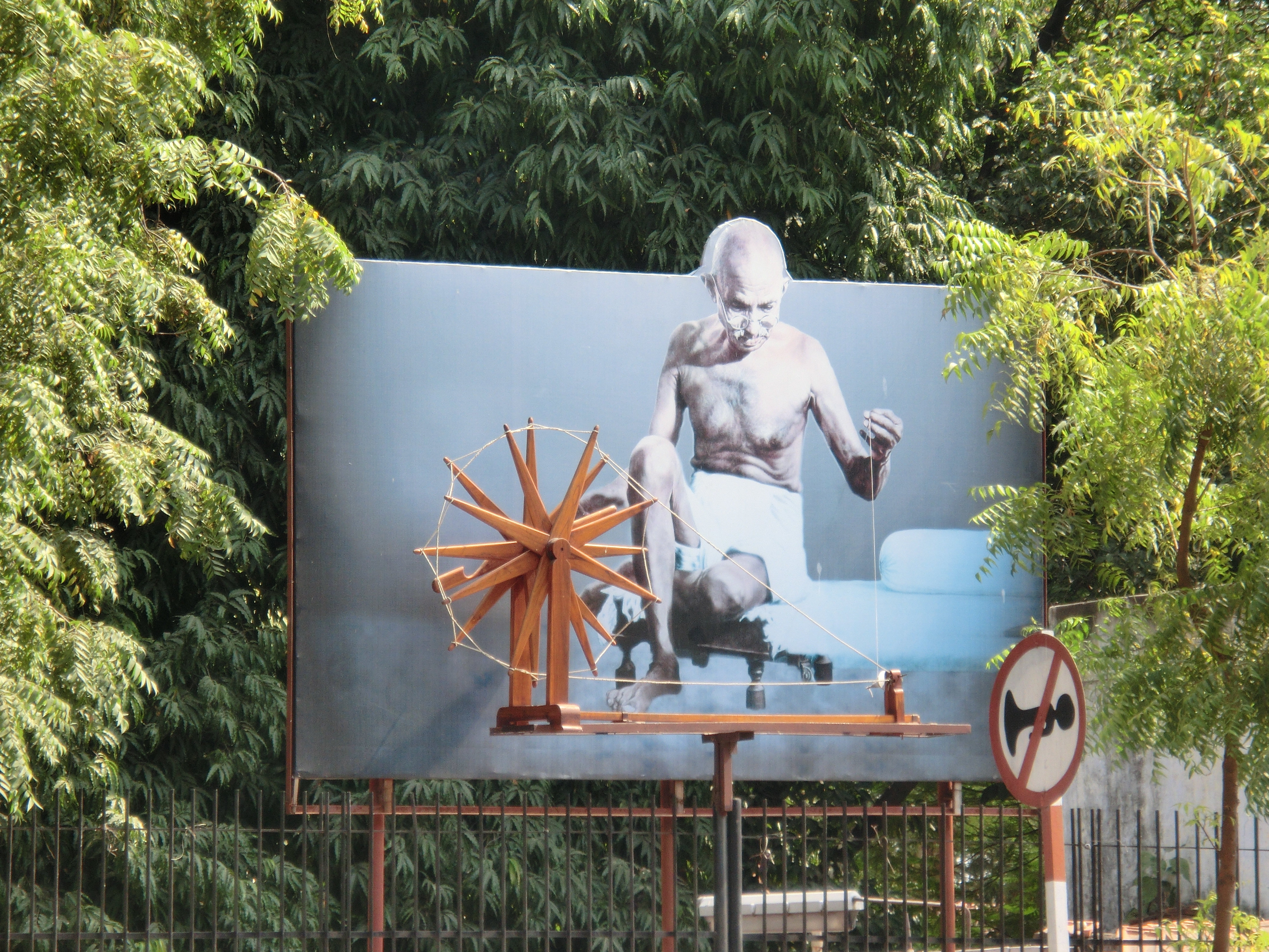 紡ぎ車を用いた、ガーンディー・アーシュラム（道場）の立体看板＝インド・グジャラート州アフマダーバードで2011年、筆者撮影