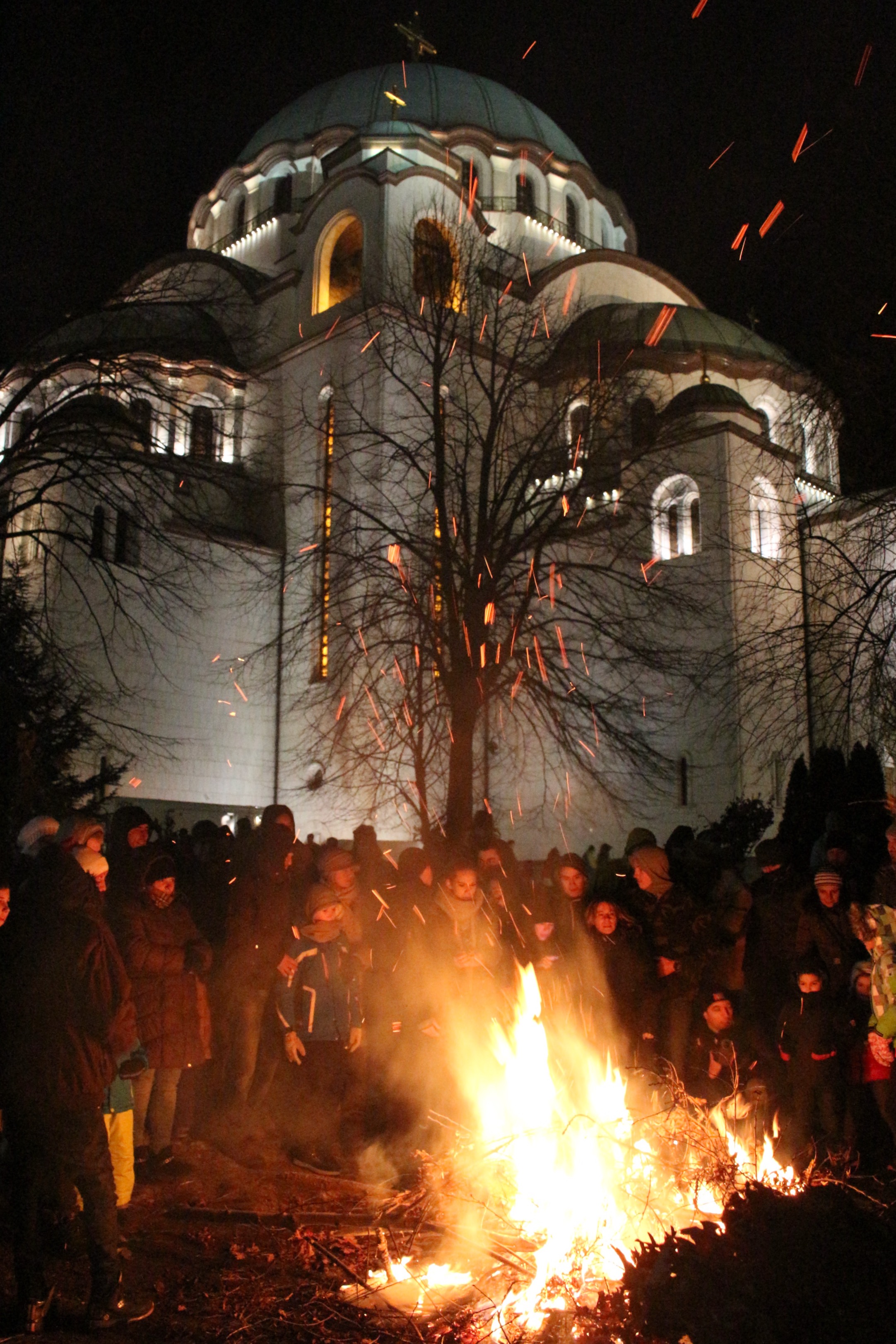 セルビアのシンボルになっている聖サヴァ教会の前で燃やされるバドニャク