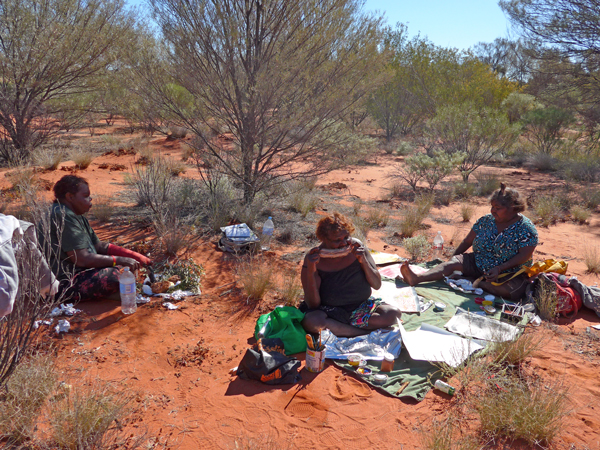 砂漠でピクニック＝オーストラリアの中央砂漠で2014年6月、筆者撮影筆者撮影