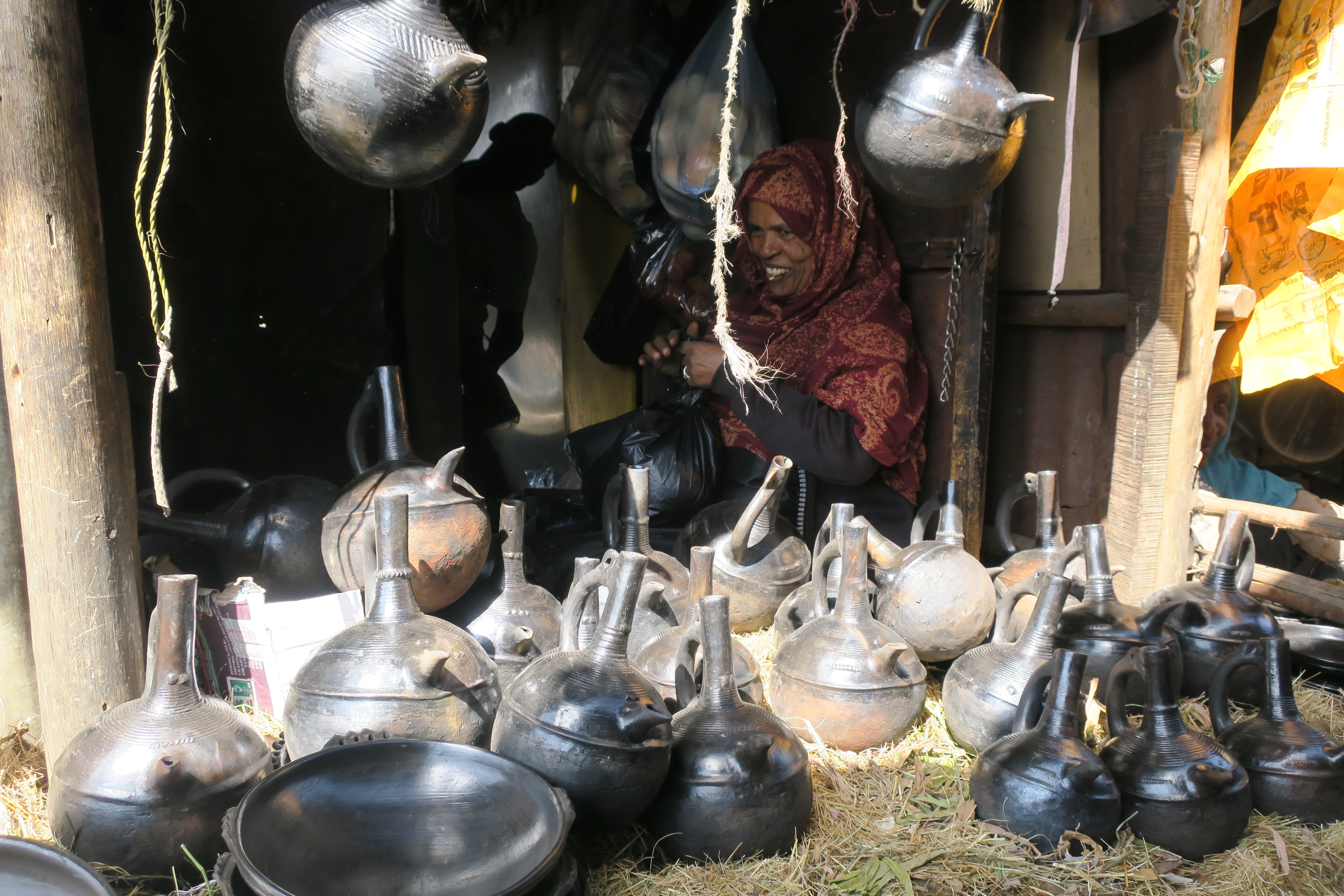 メルカートで陶器を売る女性＝エチオピアのアディスアベバで2017年、筆者撮影