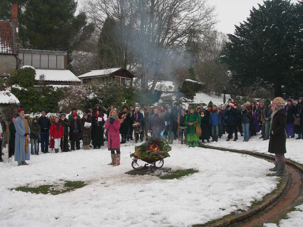 冬至の祝祭の様子。このときは急な寒波のため、やや簡素化された＝イギリスのグラストンベリーのチャリス・ウェル庭園で2010年12月21日、筆者撮影