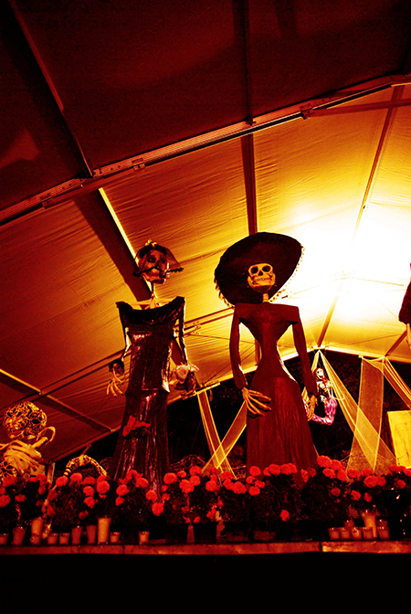 メキシコ市コヨアカンの街角にて＝2011年11月、筆者撮影