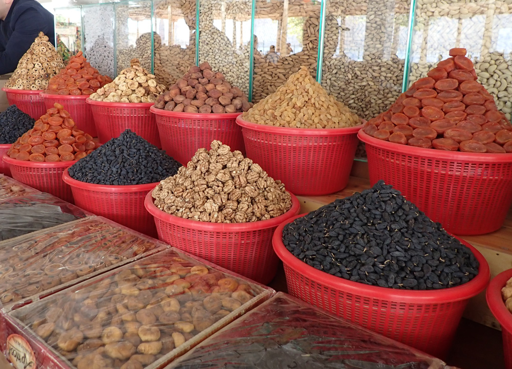 バザールにて山積みで売られているレーズンやクルミ
＝ウズベキスタンのサマルカンドで2022年10月、筆者撮影