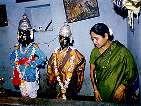 ヴィシュヌ（左）とヴィシュヌの妻（中央）に関するヒンドゥー教儀礼、プネー、インド。