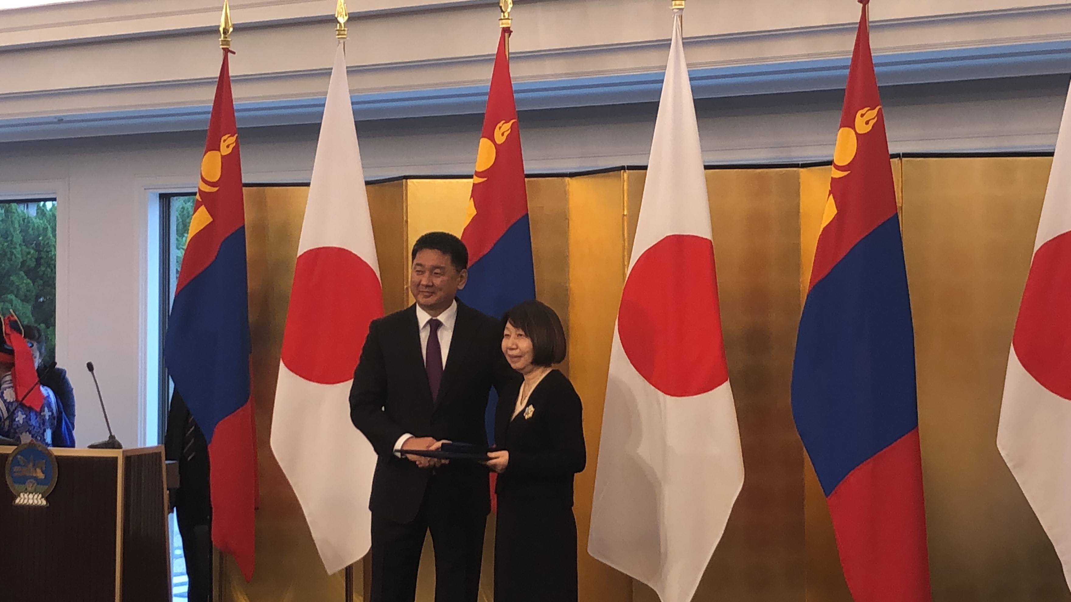 オホナーギーン・フレルスフ大統領(左)と小長谷有紀客員教授(右)