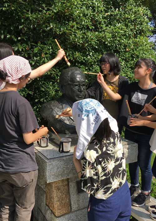 高校生対象の彫刻メンテナンス体験会