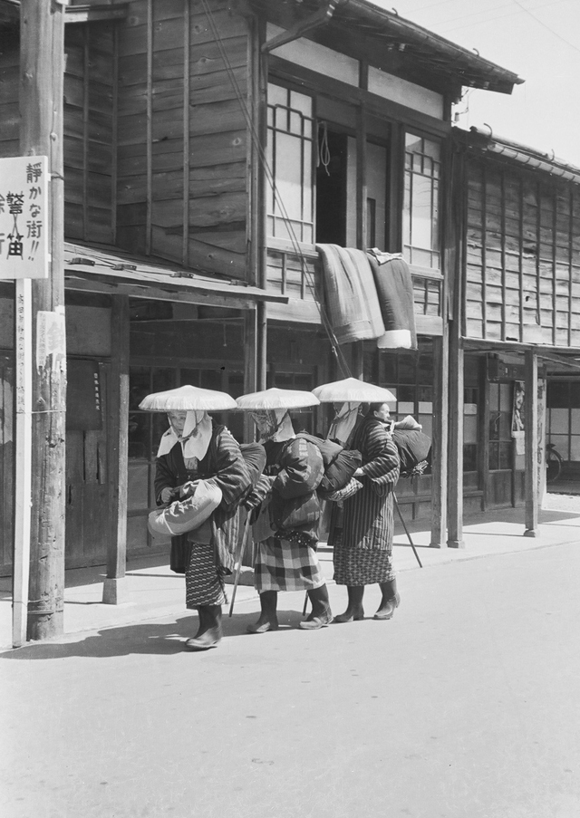 雁木のある町中を歩く