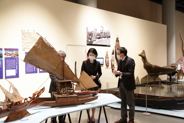 企画展において、ポリネシア サモア諸島で19世紀後半に収集されたダブルカヌーの模型をご覧になる妃殿下