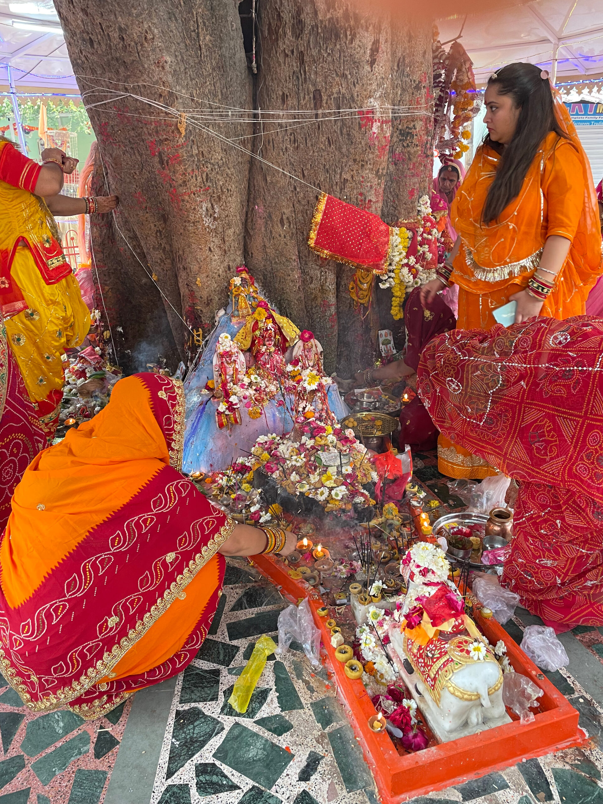 「ダサマタ」の祭礼でシヴァと女神に捧げられた供物