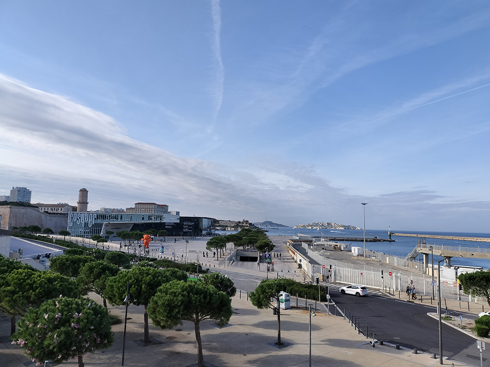 ヨーロッパ・地中海文明博物館(左奥)は、地中海のすぐそばに建っている。=フランス、マルセイユ・2024年10月28日・筆者撮影