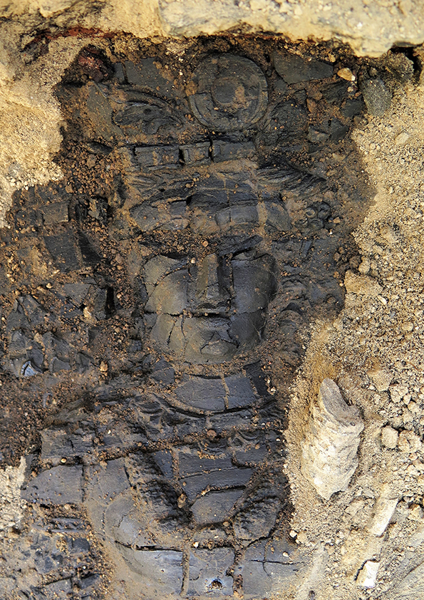 出土直後の女神ナナの頭部（日本・ウズベキスタン共同発掘調査隊提供）