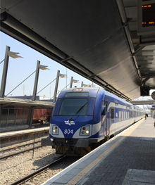 アッカからハイファ・メルカズ駅に到着する列車。2017年8月20日、ハイファにて撮影。