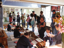 異なる民族の人たちが集う機織りのワークショップ。2019年11月野林撮影　於苗栗県象鼻村野桐工房
