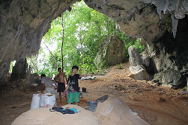 インドネシア・スラウェシ島における洞窟遺跡の発掘風景