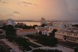 独立広場をとりまく官庁街（セネガルの首都ダカール）