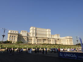 ルーマニア・チャウシュスク大統領の残した国民宮殿。