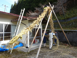 全長約8メートルの蛇形を作っているようす（岡山県新見市哲西町、2017年12月）