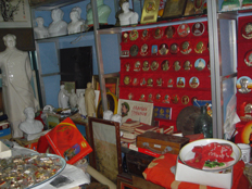 観光地や骨董品店で流通しているバッジ。瀋陽　2003年　韓敏撮影