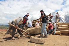 パコパンパ遺跡の保存作業に携わる地域住民