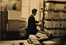 1969年、京都大学の研究室で仕事をする梅棹忠夫（写真提供 梅棹淳子）